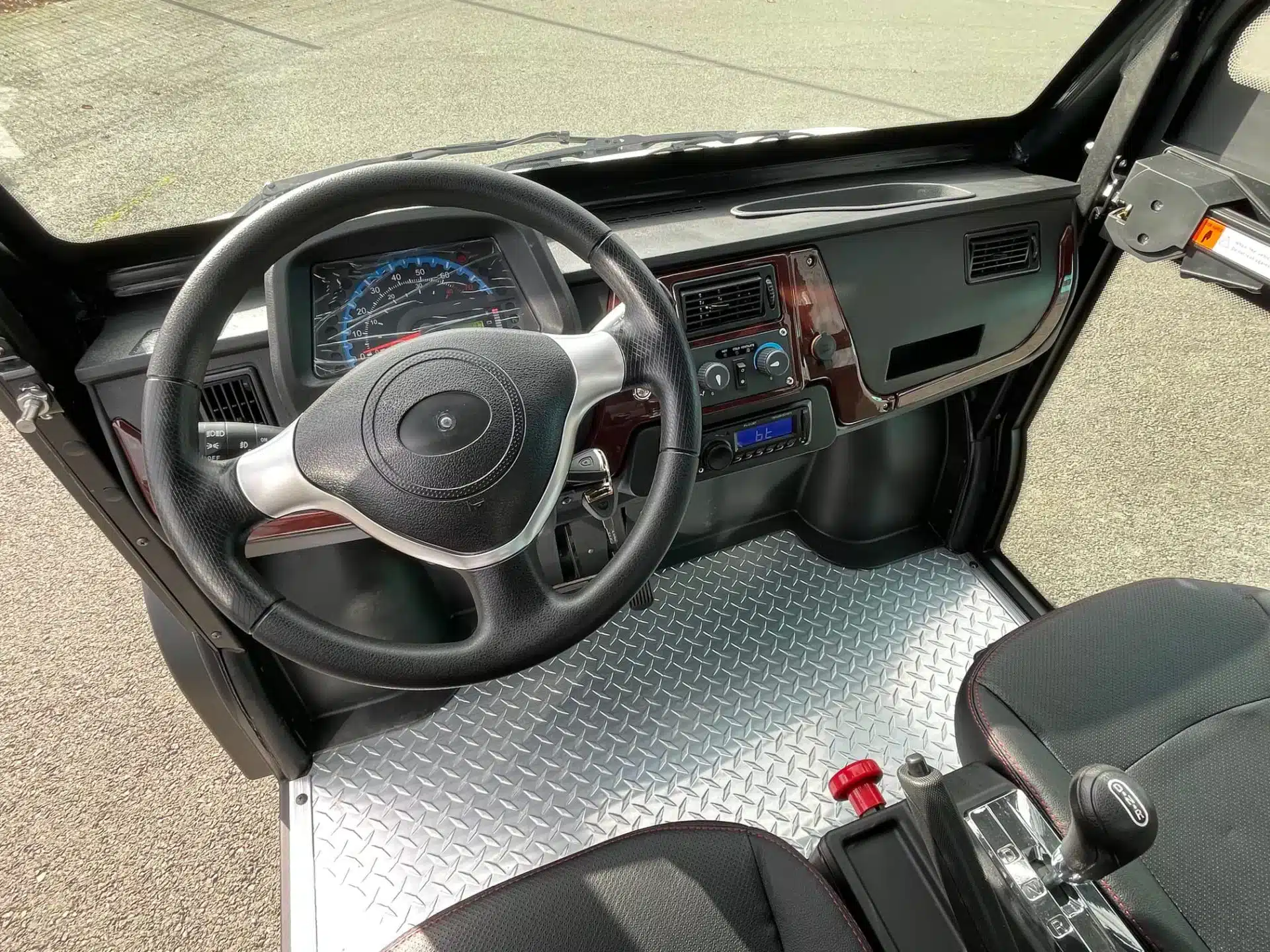 ZELEC GC-D4 Electric Utility Vehicle, 4 Seats, Rear Bed (EU Road-Homologated) – view 2